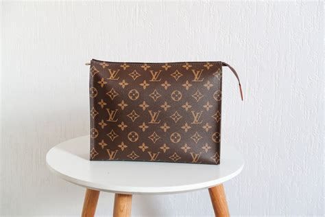 pochette toilette 26 louis vuitton imitazioni|LOUIS VUITTON TOILETRY POUCH 26 VS POCHE TOILETTE .